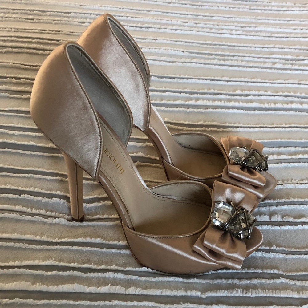 Gold size 7 Enzo Angiolini pumps with stone detail